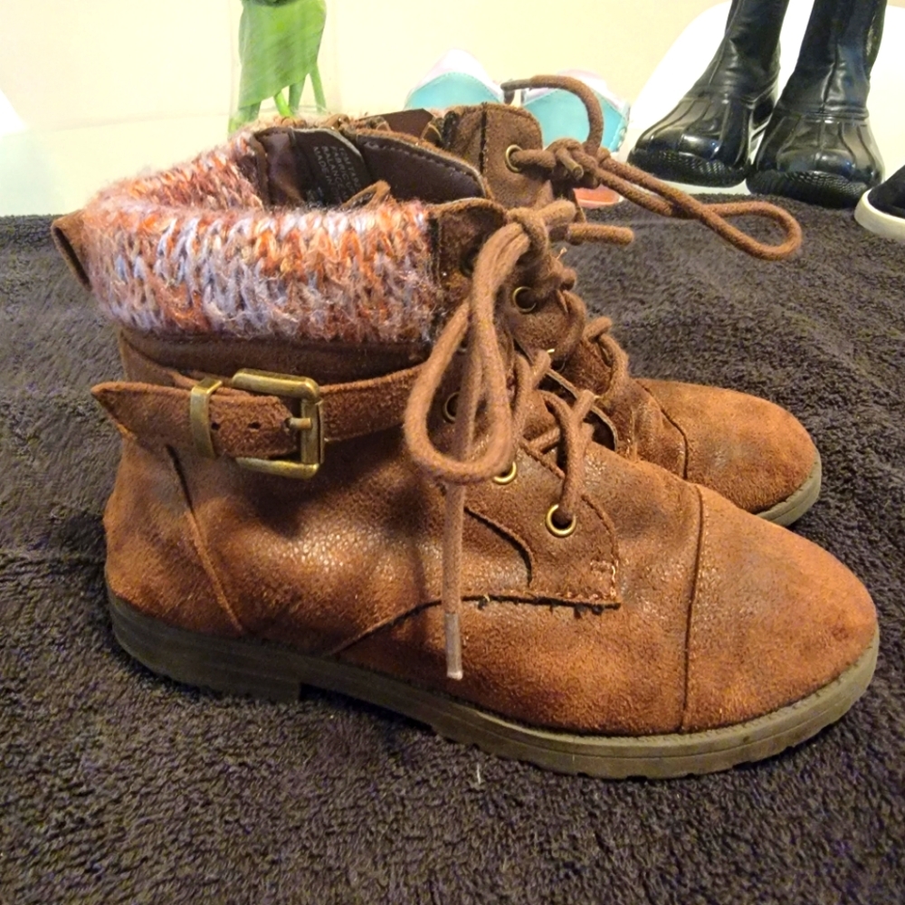 Girls brown suede boots